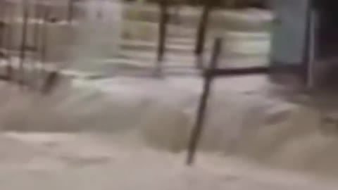 TEMPORAL COM ENCHENTE CHUVAS DEVASTADORAS DESTRÓI CIDADE VEJAM AS ONDAS NESSA RUA OLHEM O CAUS QUE A