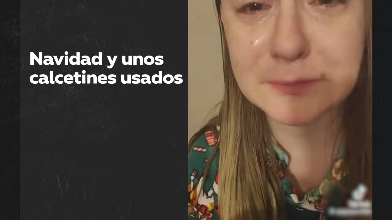 Mujer reacciona de forma desconsolada al recibir en Navidad un par de calcetines usados