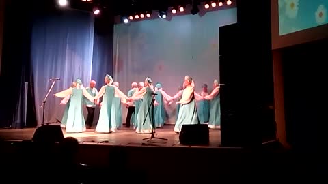 Grandparents dance a round dance in Izhevsk