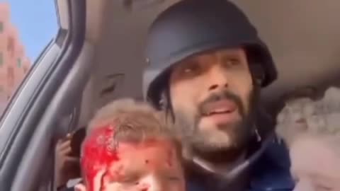 Journalist helps 2 baby's in palestina