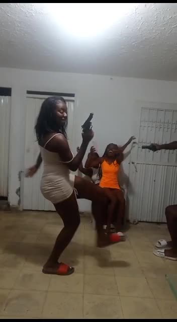 Desmienten video de mujer a la que se le escapó disparo: ¿Era en Cartagena?