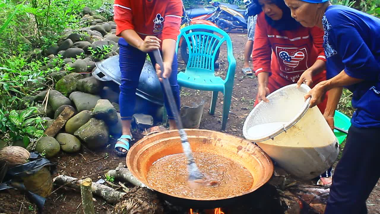 make a traditional cake called dodol in south sumatra, indonesia