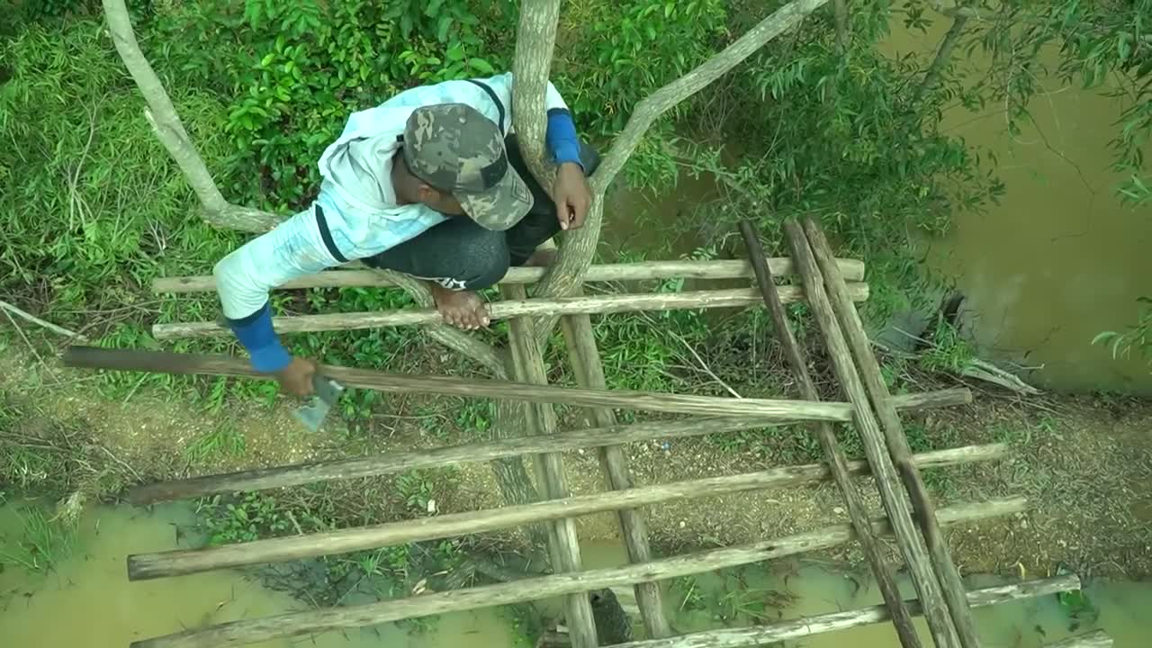 BUSHCRAFT Building 9m Camping Floating Under Raining Season