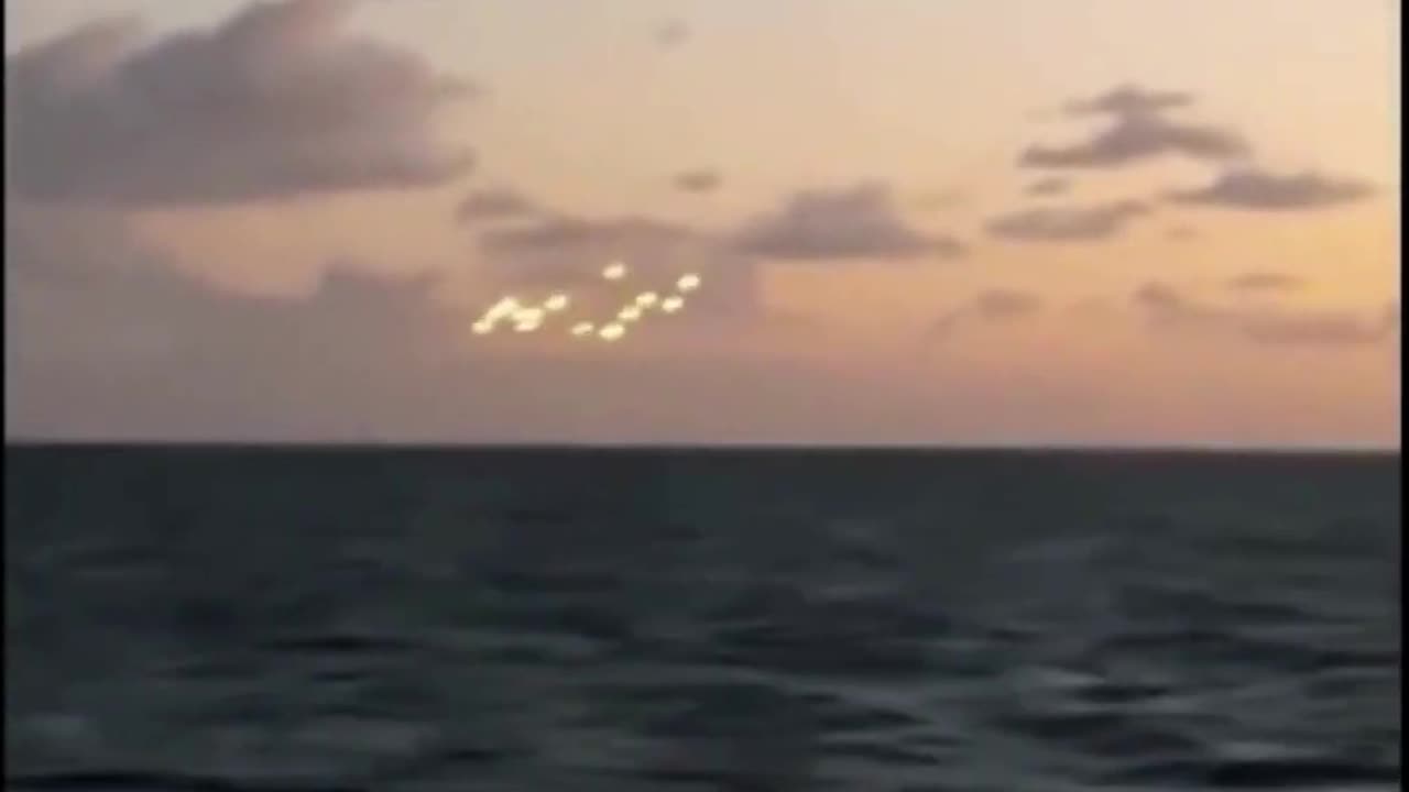 ★ Incroyable Une Flotte d'OVNIS lumineux filmée depuis un Ferry en pleine mer ! - 100% Réel