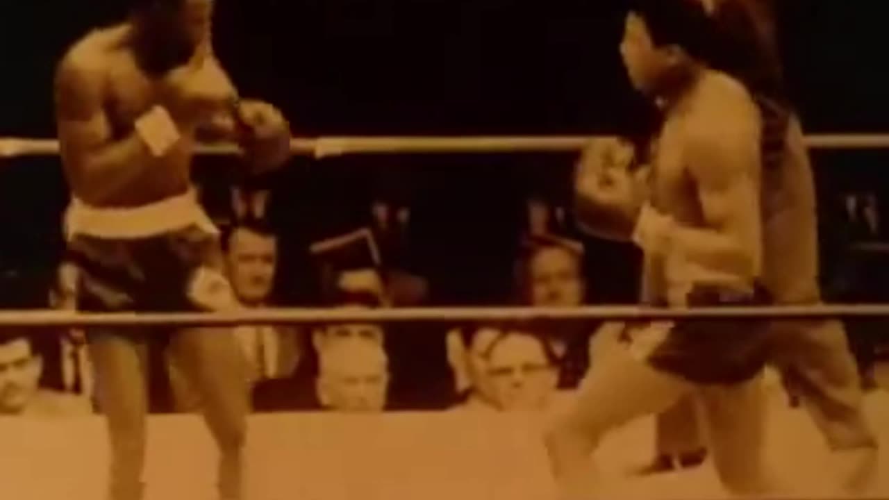 Teenage Muhammad Ali earliest fights, and how he realise he was good at boxing