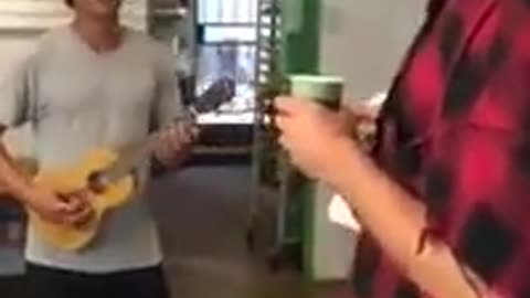 Coffee Shop Musician Sings Surprise Duet with Matisyahu without Knowing It || ViralHog