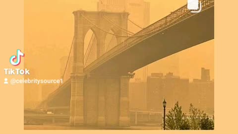 Looks Brooklyn Bridge over air quality alert bad smog smoke in the air