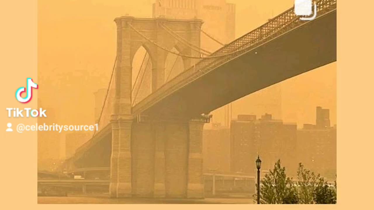 Looks Brooklyn Bridge over air quality alert bad smog smoke in the air