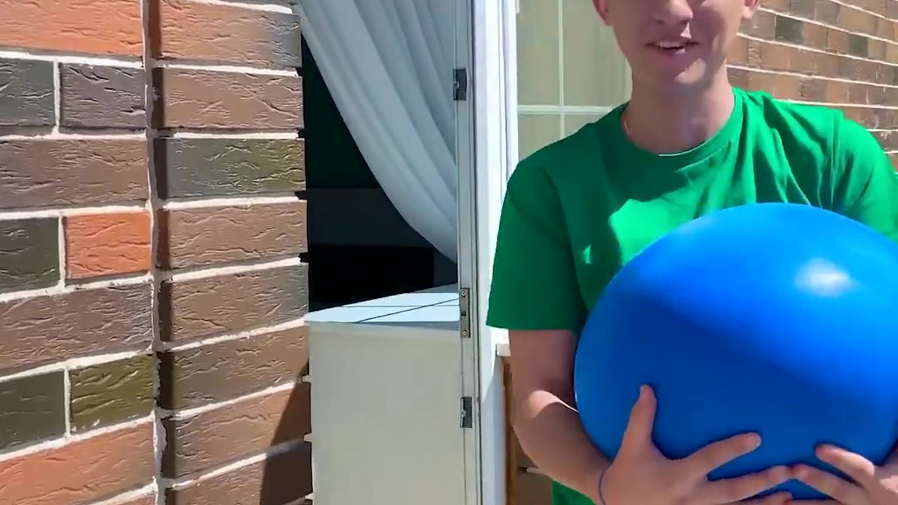 A MEN TRY WATER IN BALLON