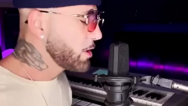 Social / "Omicron Queen"