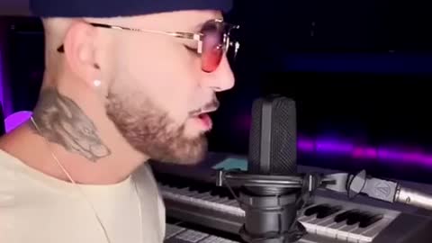 Social / "Omicron Queen"