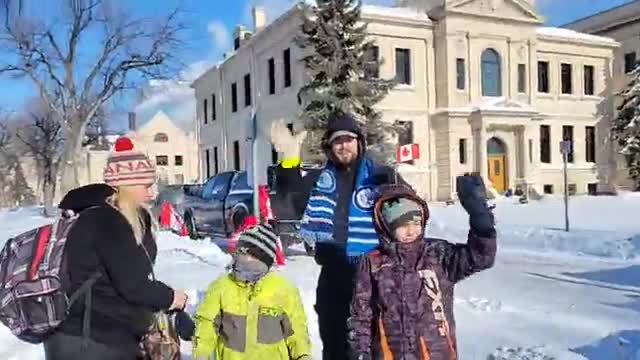 Huge Crowds Show up in Freezing Temperatures For Manitoba Convoy