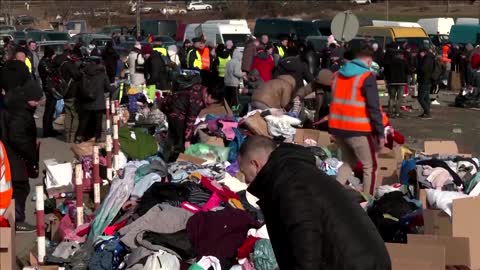 The anxious wait for relatives at Ukraine's border