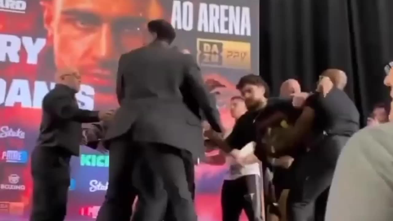 @LoganPaul threw a cake at Dillon Danis during their press conference