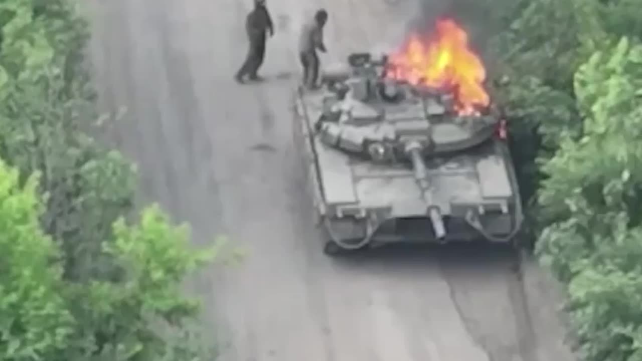 A T-80 with a crew in the Kupyansk sector.