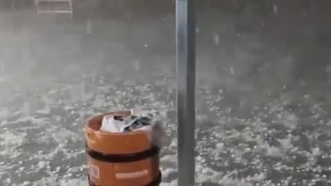 Une tempête et un vent d'une vitesse de 188 km/h détruisent des personnes et des voitures en Chine