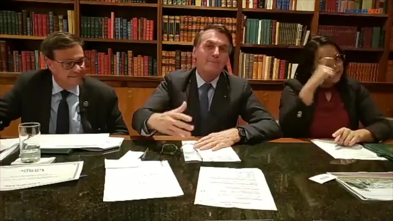 Michelle 'invade' live de Bolsonaro com buquê para comemorar 12 anos de casamento