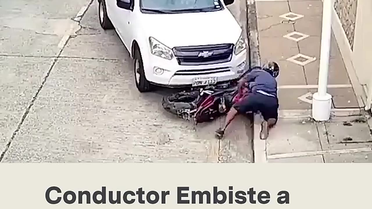 Conductor embiste a asaltante varias veces y frustra robo