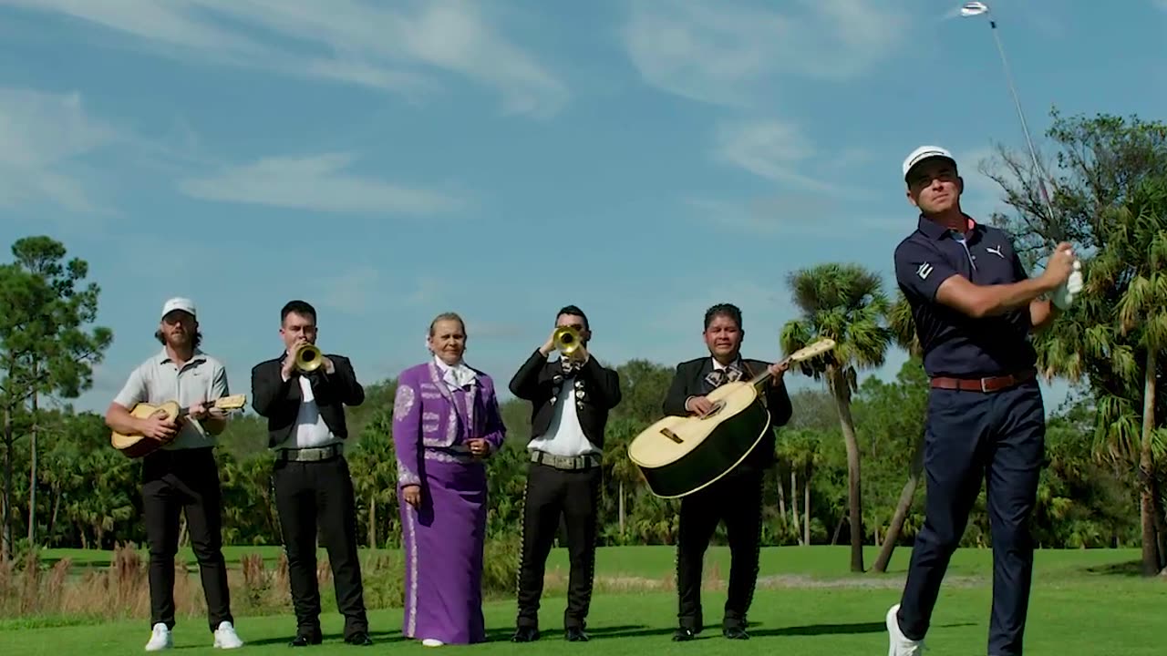 Rickie Fowler's backswing gets interrupted #golf #ricky #fowler #backswing #swing #green #fairway