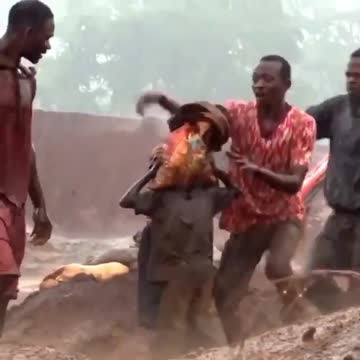 Kobaltot bányászó gyerekek / Children mining cobalt