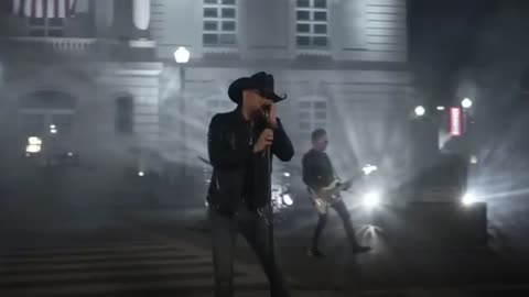 Country star Jason Aldean responds to woke controversy like a LEGEND at concert