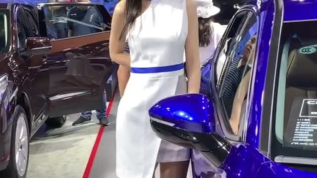 Beautiful models at the auto show.#20