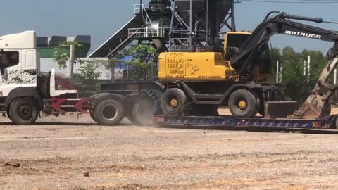 Incredible Skill Trailer Operator Bring Wheeled Excavator Clump To Mountain
