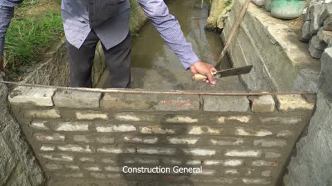 Blocking the flow of water to build small hydroelectricity with a screw turbine