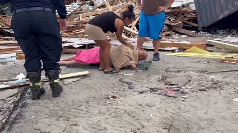Man buried under #HurricaneIan rubble at Fort Myers Beach - People pulled him out of the debris