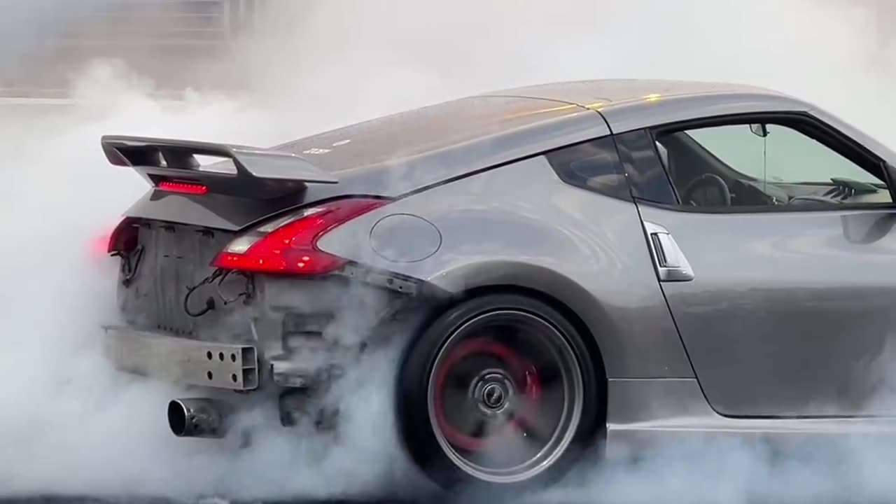 Nissan 350Z does insane burnout