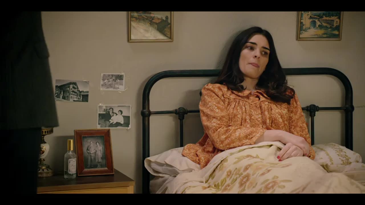 Jaime trata de animar a Fina, sin saber que ella está rota por la ruptura con su mujer