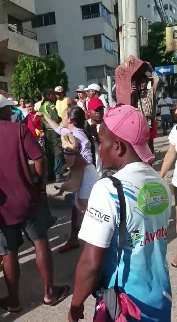 Ataques contra la policía por operativos de mal parqueo