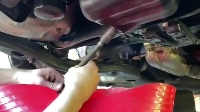 Disassembly and oil discharge of automobile