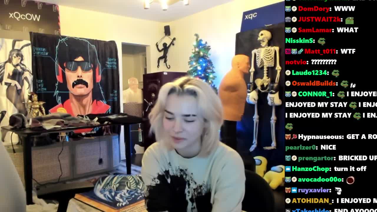 xQc forgets he's streaming, kisses NYYXXII again