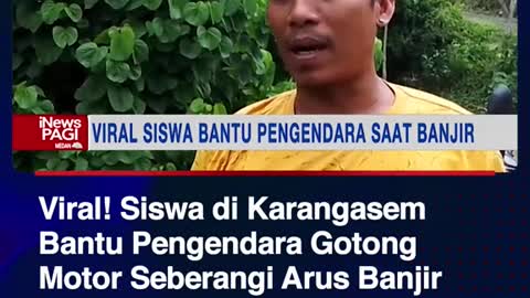 Viral! Siswa di KarangasemBantu Pengendara GotongMotor Seberangi Arus Banjir