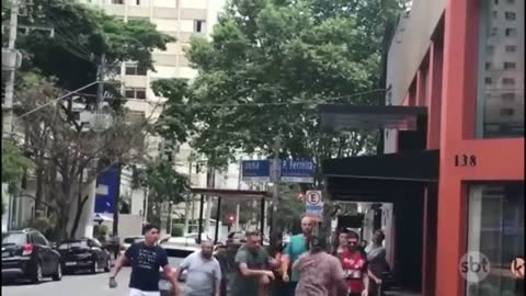 Bolsonarista Carla Zambelli saca arma e aponta para grupo de pessoas em SP | SBT Brasil (29/10/22)
