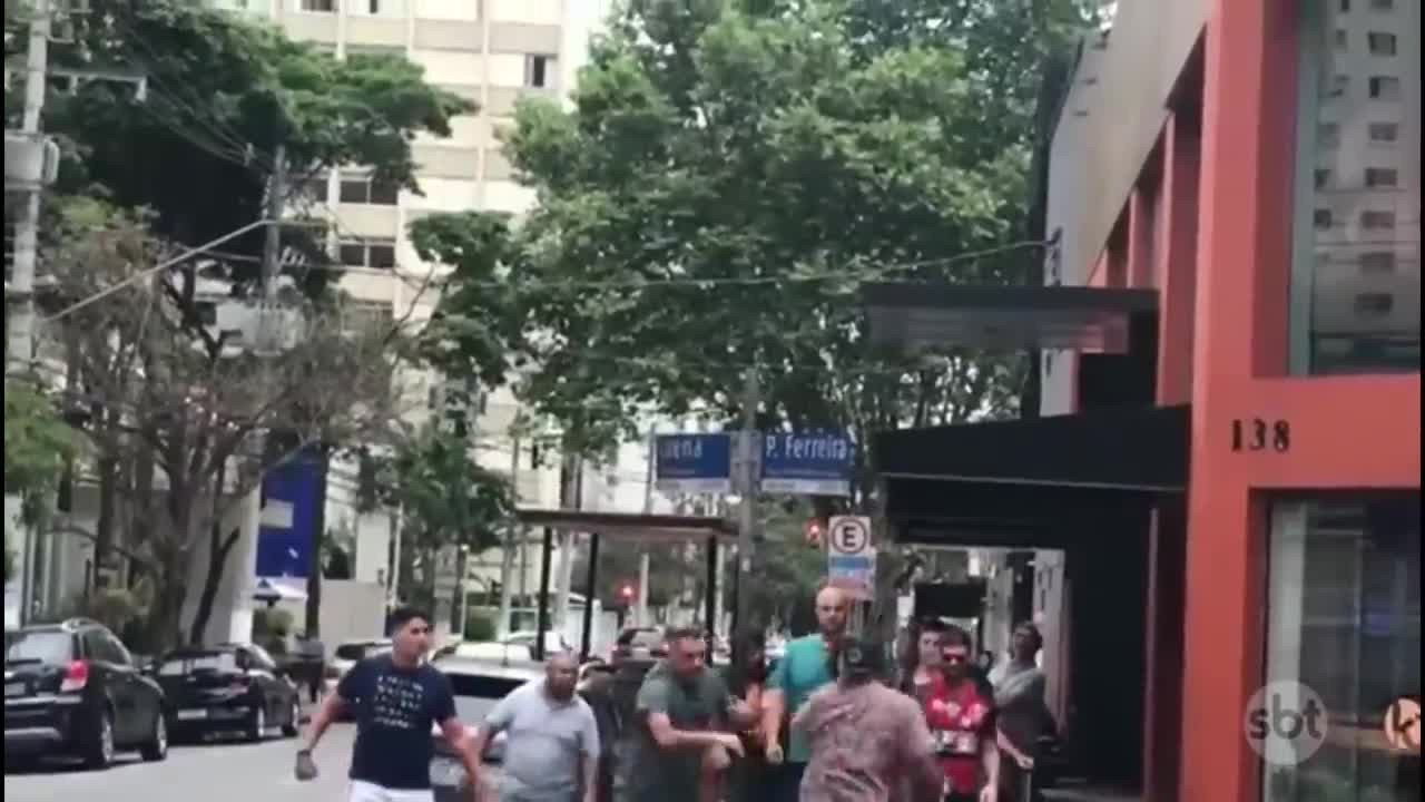 Bolsonarista Carla Zambelli saca arma e aponta para grupo de pessoas em SP | SBT Brasil (29/10/22)