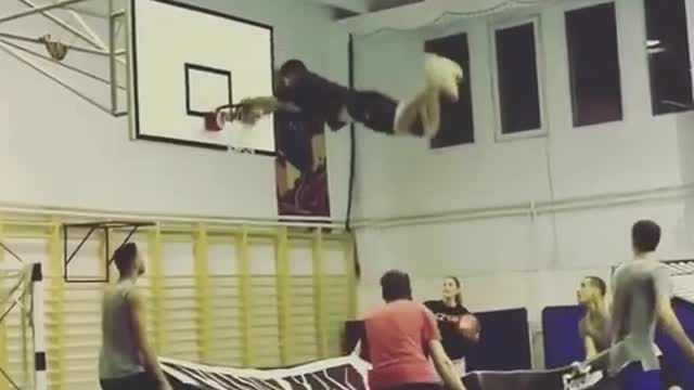 HE WAS FLYING! 😯 (Via @faceteamtheshow)