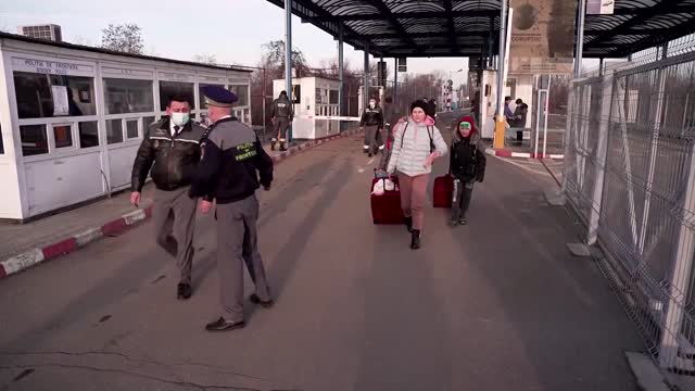 Fleeing war, people cross into Romania from Ukraine