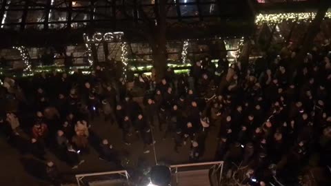 Qindra protestues poshtë banesës së kryetarit të opozitës Sali Berisha