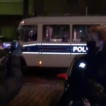 Tysk politi slår anholdt kvinde flere gange inde i politi bus