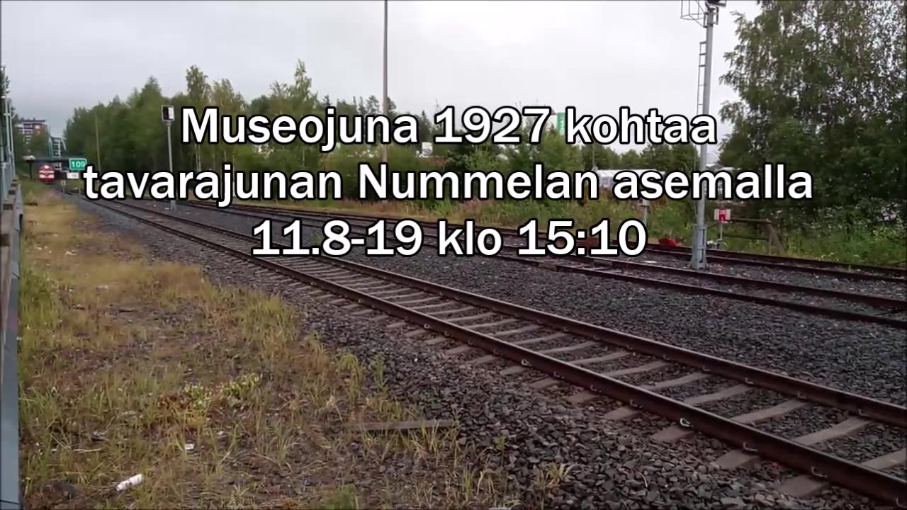 Museojuna1927 kohtaa tavarajunan Nummelassa
