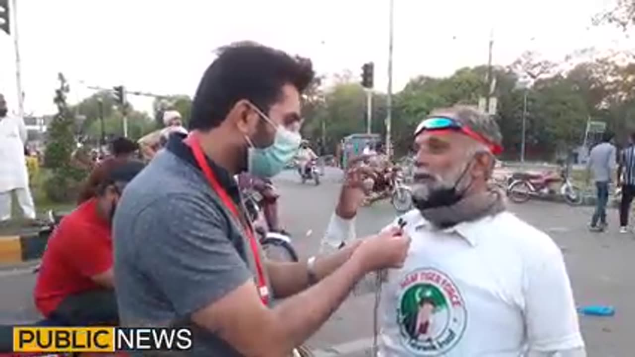 Lahore Main Jung Ke Manazir Pti Khawateen bi Mardon Ke Shana bashana | Public News | Breaking New