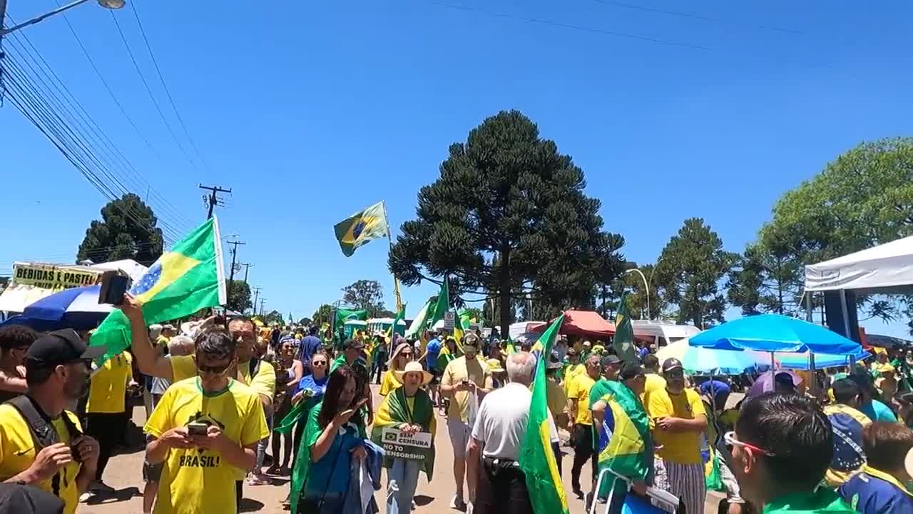 Manifestação lotada nesse feriado de 1511 em frente ao Exército em Curitiba