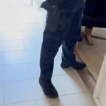 Hjem blive stormet af 6 betjente tidligt søndag morgen