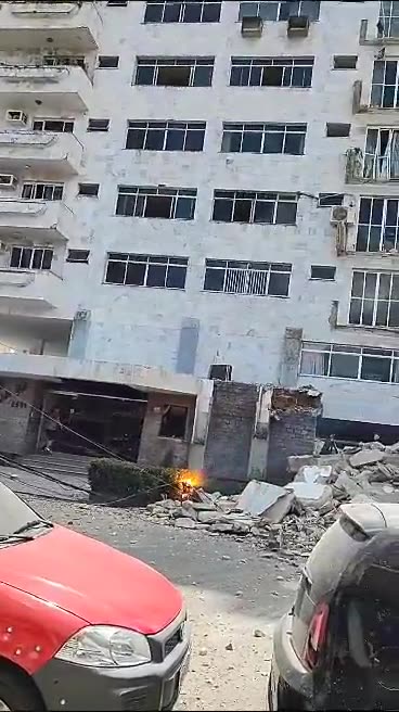 Sacadas de prédio residencial desabam em Belém