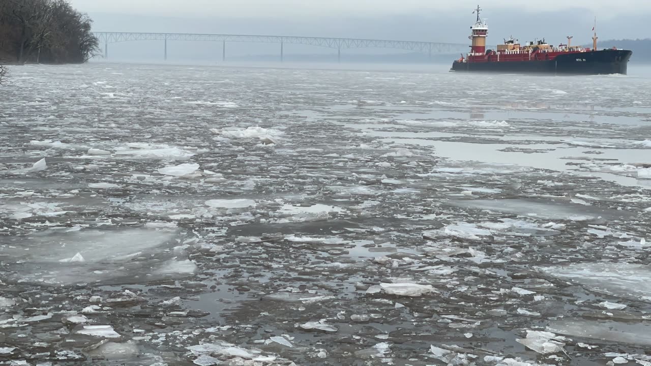 Timelapse Southbound Barge on Hudson River