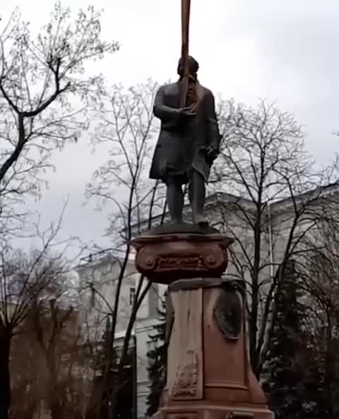 Monument to Lomonosov dismantled in Dnipro