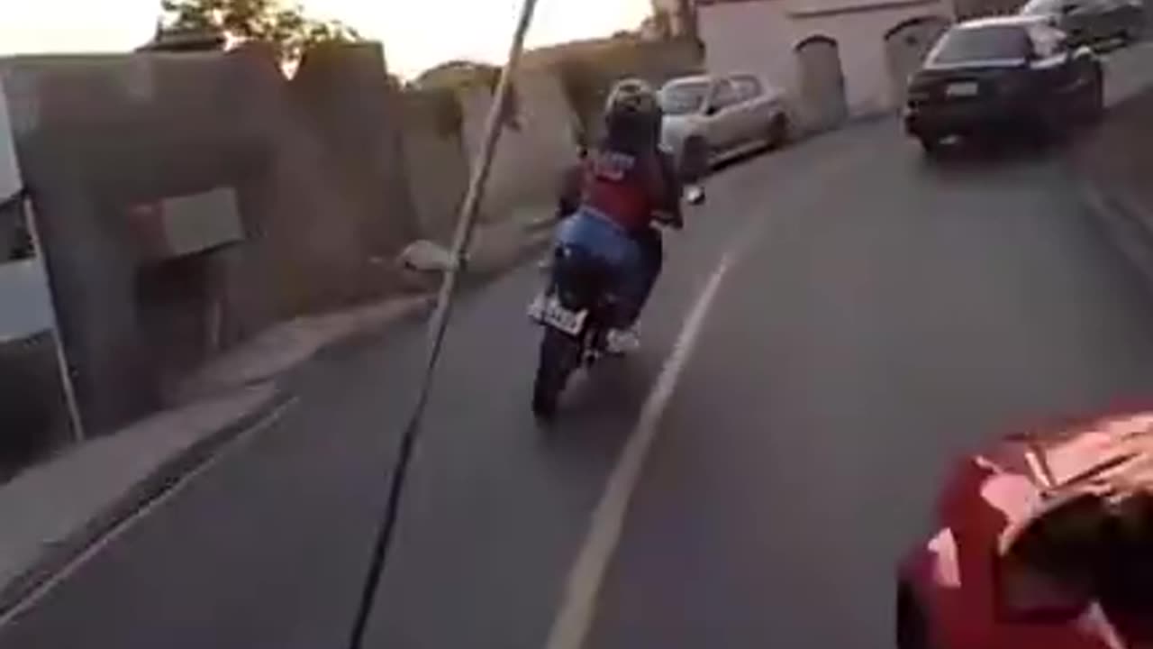 The longest most intense motorcycle chase I have ever seen. 💥🏍️👮