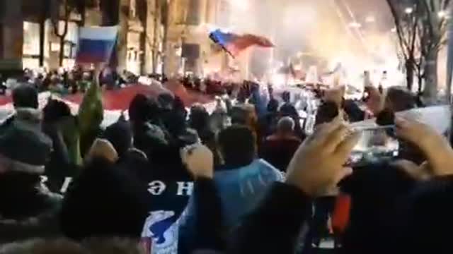 There are more and more protesters, with Russian and imperial flags, the flags of Serbia and the